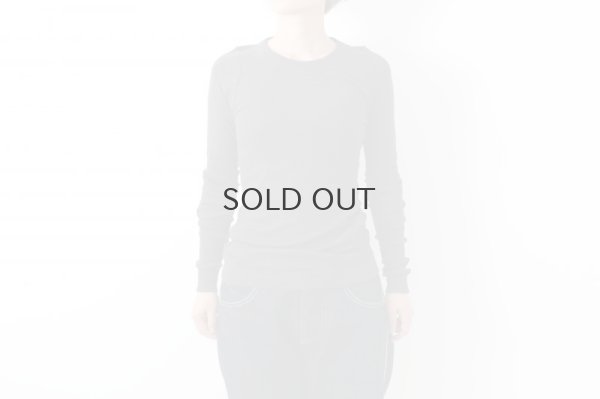 着用はお色違いのTOPチャコールです。