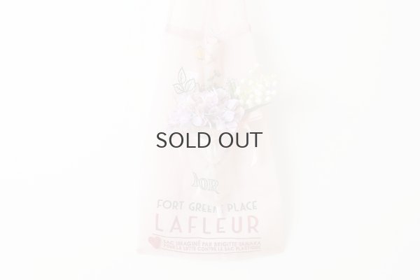 ポケットに入っている花束はバッグには付きません。