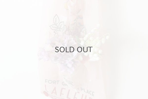 ポケットに入っている花束はバッグには付きません。