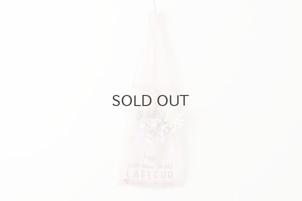 ポケットに入っている花束はバッグには付きません。