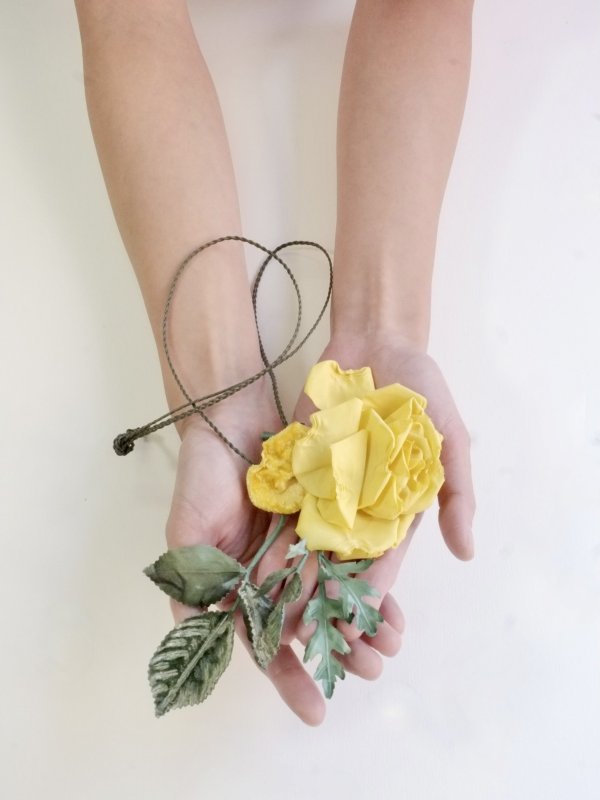 画像1: rose corsage pendant (YW)