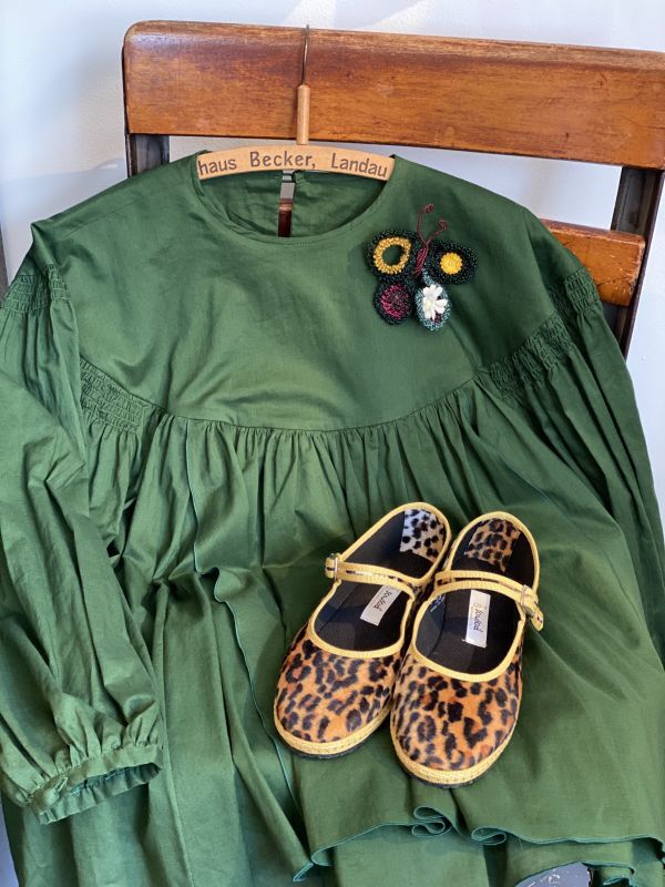 スモックブラウス（¥26,000） dofeli.com