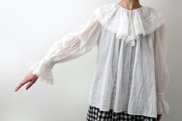 画像14: 80ボイル レースピンタックラッフルケープ衿ブラウス (WH) (14)