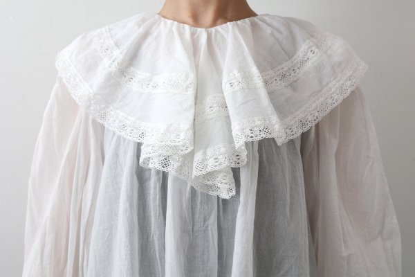 画像15: 80ボイル レースピンタックラッフルケープ衿ブラウス (WH) (15)