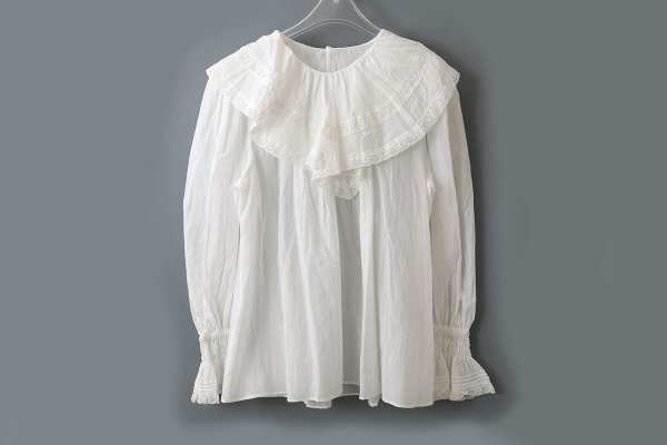 画像2: 80ボイル レースピンタックラッフルケープ衿ブラウス (WH) (2)