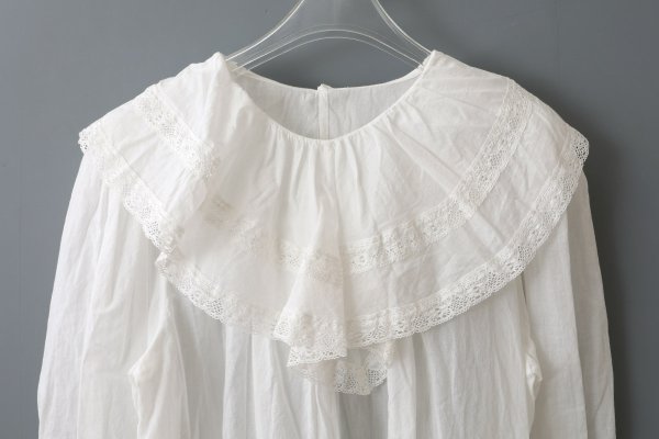 画像4: 80ボイル レースピンタックラッフルケープ衿ブラウス (WH) (4)