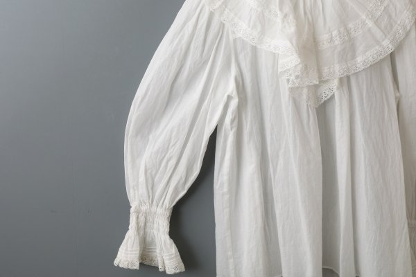 画像5: 80ボイル レースピンタックラッフルケープ衿ブラウス (WH) (5)