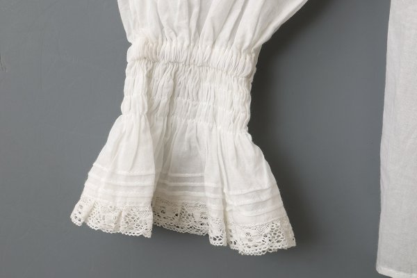 画像6: 80ボイル レースピンタックラッフルケープ衿ブラウス (WH) (6)