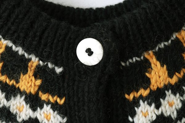 画像4: ネパールハンドニット 求心さくらんぼ刺繍カーディガン (BK) (4)