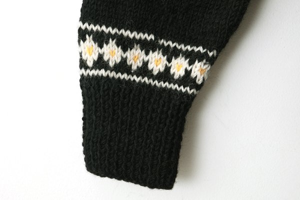 画像8: ネパールハンドニット 求心さくらんぼ刺繍カーディガン (BK) (8)