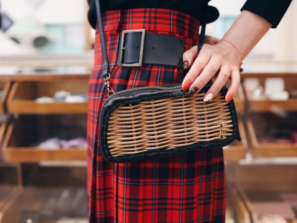 画像9: 【再入荷予約・1月下旬】牛ソフト籐付き長財布 E金具 (BK） (9)