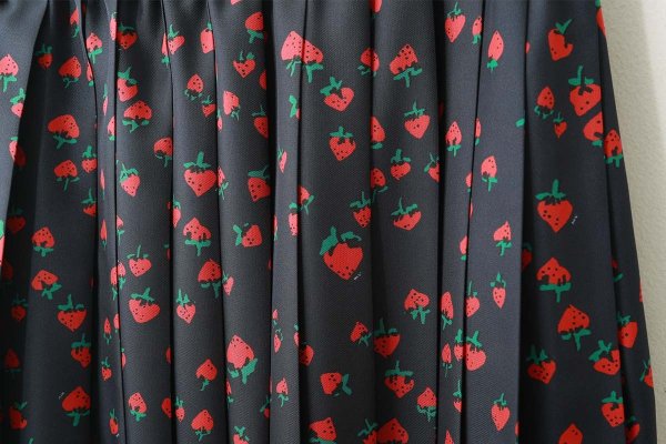 画像6: イチゴプリントプリーツスカート (NV) (6)