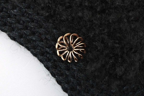 画像3: 別注!! モヘアループ 耳当て付きニットクロッシェ (BK:花型ボタン) (3)