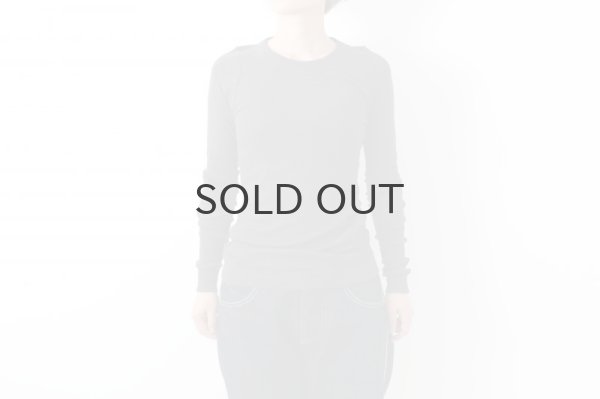 着用はお色違いのTOPチャコールです。