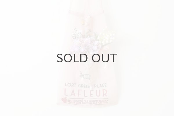 ポケットに入っている花束はバッグには付きません。